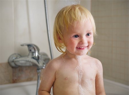 simsearch:400-06416407,k - Portrait of baby in bath foam Foto de stock - Super Valor sin royalties y Suscripción, Código: 400-06416404