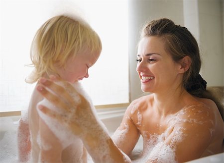 simsearch:400-06416407,k - Mother washing with baby in bathtub Foto de stock - Super Valor sin royalties y Suscripción, Código: 400-06416400