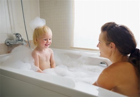 simsearch:400-06416407,k - Mother and baby taking bath Foto de stock - Super Valor sin royalties y Suscripción, Código: 400-06416401