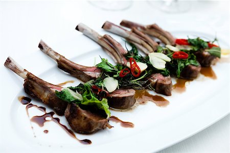 Côtelettes d'agneau grillées aux fines herbes Photographie de stock - Aubaine LD & Abonnement, Code: 400-06416493