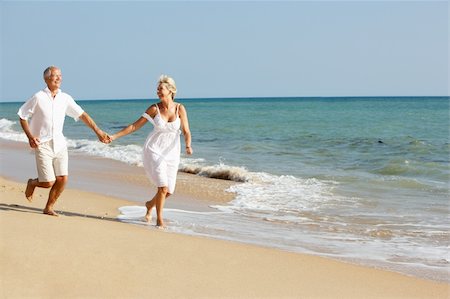 Senior Couple Enjoying Beach Holiday Foto de stock - Super Valor sin royalties y Suscripción, Código: 400-06417804