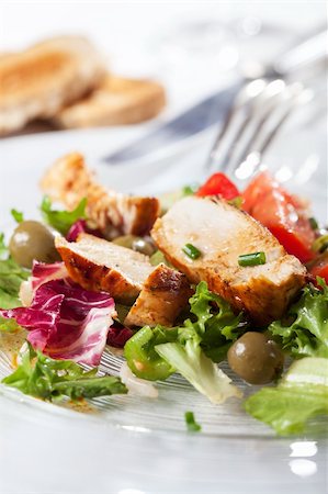 gros plan de salade avec poitrine de poulet grillée Photographie de stock - Aubaine LD & Abonnement, Code: 400-06418149