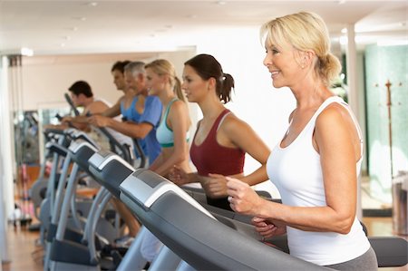 simsearch:400-06418716,k - Senior Woman On Running Machine In Gym Foto de stock - Royalty-Free Super Valor e Assinatura, Número: 400-06418697