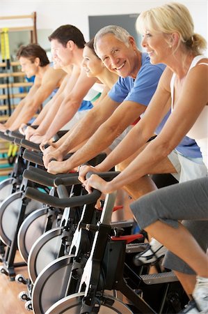 simsearch:400-06418716,k - Senior Man Cycling In Spinning Class In Gym Foto de stock - Royalty-Free Super Valor e Assinatura, Número: 400-06418741