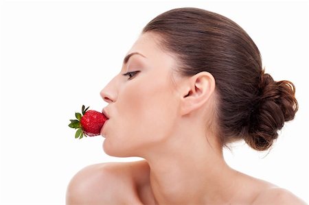 passion fruit - Portrait d'une femme sexy nue tenant une fraise rouge à maturité dans sa bouche. Photographie de stock - Aubaine LD & Abonnement, Code: 400-06419174