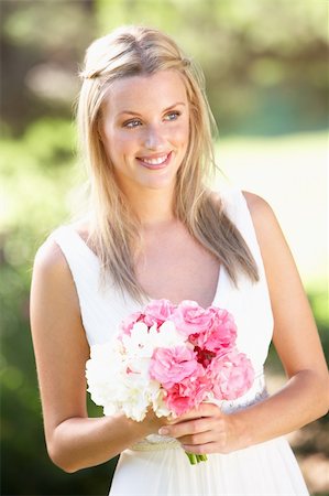 simsearch:400-06419466,k - Braut trägt Kleid Bouqet Hochzeit halten Stockbilder - Microstock & Abonnement, Bildnummer: 400-06419436