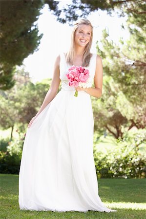 simsearch:400-06419466,k - Braut trägt Kleid Bouqet Hochzeit halten Stockbilder - Microstock & Abonnement, Bildnummer: 400-06419439