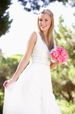 simsearch:400-06419466,k - Braut trägt Kleid Bouqet Hochzeit halten Stockbilder - Microstock & Abonnement, Bildnummer: 400-06419442