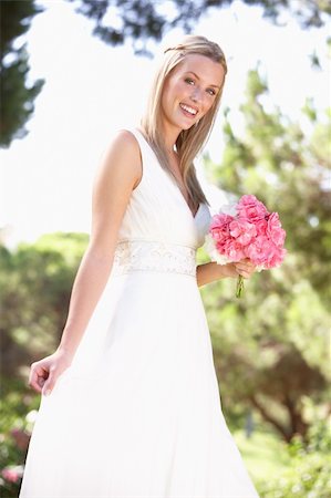 simsearch:400-06419466,k - Braut trägt Kleid Bouqet Hochzeit halten Stockbilder - Microstock & Abonnement, Bildnummer: 400-06419443