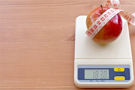 pomme rouge avec une bande de mesure sur la balance électronique, le concept de régime Photographie de stock - Aubaine LD & Abonnement, Code: 400-06419666