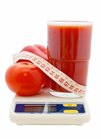 jus de tomate, légumes, mètre à ruban sur la balance électronique sur fond blanc Photographie de stock - Aubaine LD & Abonnement, Code: 400-06419667