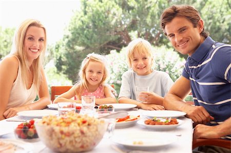 simsearch:400-06419466,k - Eltern mit Kindern, picknicken Stockbilder - Microstock & Abonnement, Bildnummer: 400-06419962