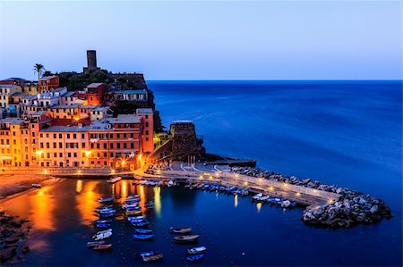 fishing boats in liguria - Château de Vernazza et Port au petit matin dans les Cinque Terre, Italie Photographie de stock - Aubaine LD & Abonnement, Code: 400-06413325