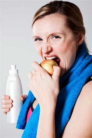 simsearch:400-04176771,k - Healthy pregnant woman eating an apple after exercising, holding a water bottle Stock Photo - Budget Royalty-Free & Subscription, Code: 400-06413466