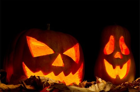 simsearch:400-03939142,k - Halloween pumpkins over dried leaves on dark background Stock Photo - Budget Royalty-Free & Subscription, Code: 400-06413604