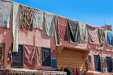 simsearch:841-03031679,k - tapis en face de la maison. Maroc Photographie de stock - Aubaine LD & Abonnement, Code: 400-06424075