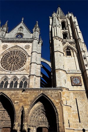 Central facade, tower and rose window of the cathedral of Leon, Castilla y Leon, Spain. Foto de stock - Super Valor sin royalties y Suscripción, Código: 400-06424292