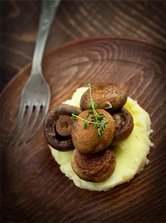simsearch:400-05305223,k - Baked mushrooms with mashed potatoes on wood Foto de stock - Super Valor sin royalties y Suscripción, Código: 400-06424469