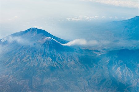 simsearch:400-04135827,k - Volcano tops with smoke under sky, bird's eye view. Java island, Indonesia Foto de stock - Royalty-Free Super Valor e Assinatura, Número: 400-06424893