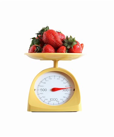 Heap of strawberry fruits lying on nice yellow kitchen scale. Isolated on white with clipping path Foto de stock - Super Valor sin royalties y Suscripción, Código: 400-06425490
