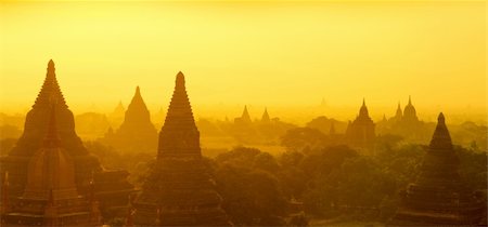 simsearch:400-08332388,k - Vue panoramique sunrise de Bagan au Myanmar Photographie de stock - Aubaine LD & Abonnement, Code: 400-06425508