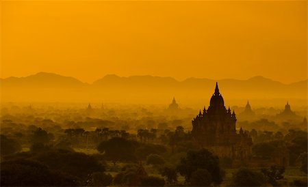 simsearch:400-08332388,k - Vue du lever du soleil au-dessus de Bagan au Myanmar Photographie de stock - Aubaine LD & Abonnement, Code: 400-06425511