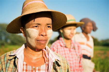 simsearch:400-06751673,k - Myanmar farmer standing in row and looking away Fotografie stock - Microstock e Abbonamento, Codice: 400-06425539