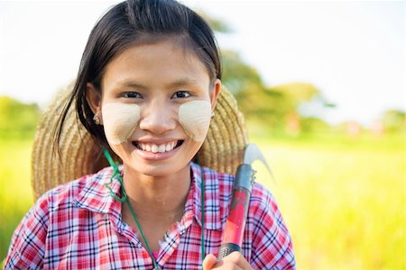 simsearch:400-06751673,k - Portrait of a Burmese girl with thanaka powdered face who works in the field Fotografie stock - Microstock e Abbonamento, Codice: 400-06425531