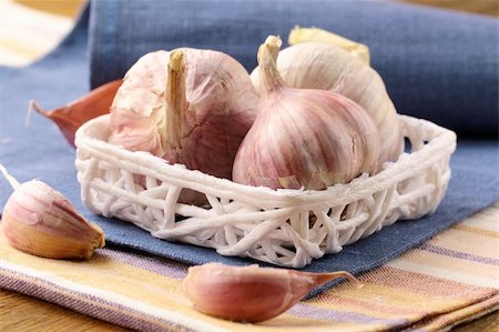 simsearch:400-05190028,k - organic garlic in a basket on the table Foto de stock - Super Valor sin royalties y Suscripción, Código: 400-06426756