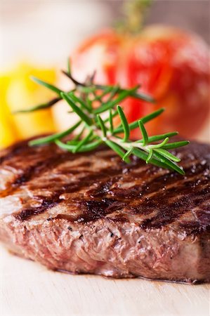 steak grillé avec des frites et tomates Photographie de stock - Aubaine LD & Abonnement, Code: 400-06426938