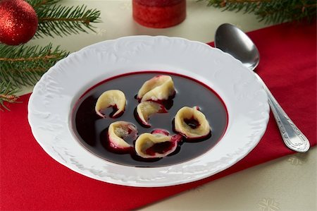 Red borscht (Czerwony barsz) with mushroom dumplings. Traditional polish Christmas Eve dinner / supper. Foto de stock - Super Valor sin royalties y Suscripción, Código: 400-06427230