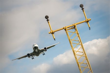 passenger jet on a flightpath to an airport Foto de stock - Super Valor sin royalties y Suscripción, Código: 400-06429293