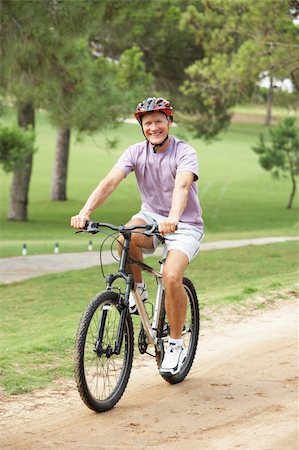 simsearch:400-06420430,k - Senior man enjoying bike ride in park Foto de stock - Super Valor sin royalties y Suscripción, Código: 400-06420408