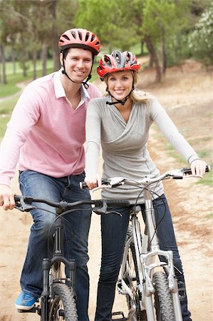 simsearch:400-06420430,k - Couple riding bicycle in park Foto de stock - Super Valor sin royalties y Suscripción, Código: 400-06420417