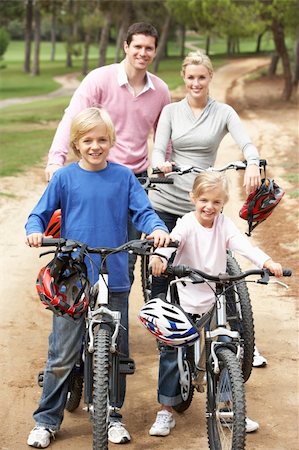 simsearch:400-06420430,k - Family enjoying bike ride in park Foto de stock - Super Valor sin royalties y Suscripción, Código: 400-06420410