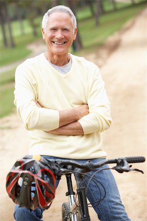 simsearch:400-06420430,k - Senior man riding bicycle in park Foto de stock - Super Valor sin royalties y Suscripción, Código: 400-06420428