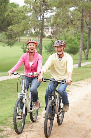 simsearch:400-06420430,k - Senior couple riding bicycle in park Foto de stock - Super Valor sin royalties y Suscripción, Código: 400-06420431