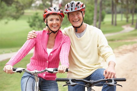 Senior couple riding bicycle in park Foto de stock - Super Valor sin royalties y Suscripción, Código: 400-06420432