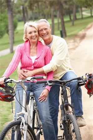 Senior couple riding bicycle in park Foto de stock - Super Valor sin royalties y Suscripción, Código: 400-06420433
