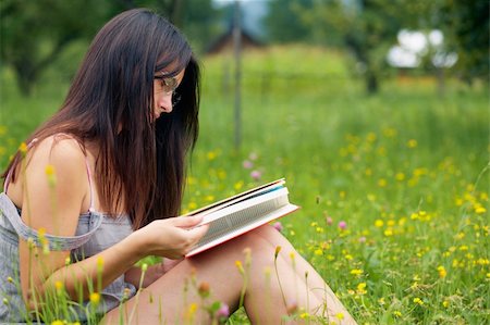 Young woman reading a book outdoors. Stock Photo - Budget Royalty-Free & Subscription, Code: 400-06422058