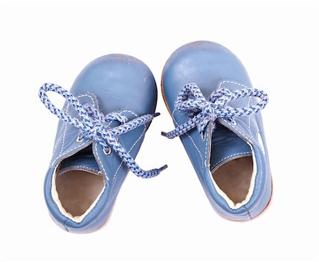 simsearch:400-04939110,k - Vieilles chaussures bébé isolés sur fond blanc. Grand angle de vue. Photographie de stock - Aubaine LD & Abonnement, Code: 400-06422098