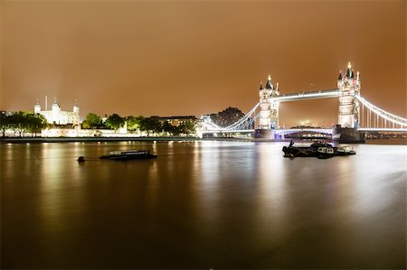 simsearch:400-07895161,k - Tower Bridge of London in the Rainy Night, United Kingdom Fotografie stock - Microstock e Abbonamento, Codice: 400-06422110