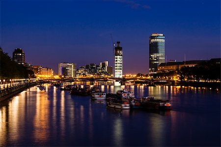 simsearch:400-05358406,k - Rivière Thames et le paysage urbain de Londres dans la nuit, Royaume-Uni Photographie de stock - Aubaine LD & Abonnement, Code: 400-06422169