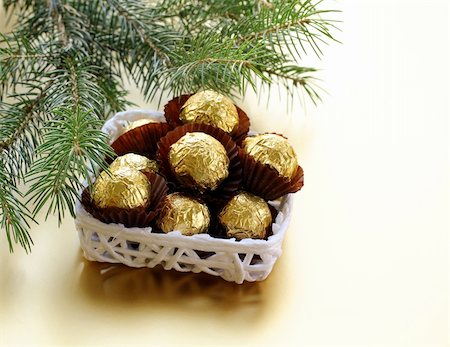 plain chocolate - chocolate truffles in a gift box under the Christmas tree Foto de stock - Super Valor sin royalties y Suscripción, Código: 400-06423536