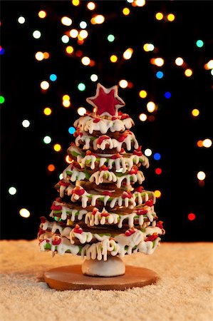 simsearch:400-06430094,k - Gingerbread christmas tree with colorful blurry lights and warm tones Stock Photo - Budget Royalty-Free & Subscription, Code: 400-06430100