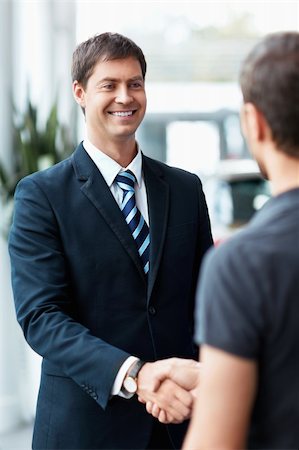 simsearch:400-06415929,k - Buyer and seller shake hands Stockbilder - Microstock & Abonnement, Bildnummer: 400-06456391