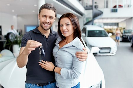 Young couple beside the car Foto de stock - Super Valor sin royalties y Suscripción, Código: 400-06456401