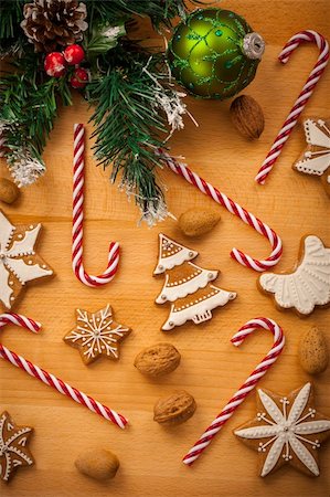 simsearch:400-04145237,k - Christmas background with gingerbread cookies and candy cane Foto de stock - Royalty-Free Super Valor e Assinatura, Número: 400-06457288