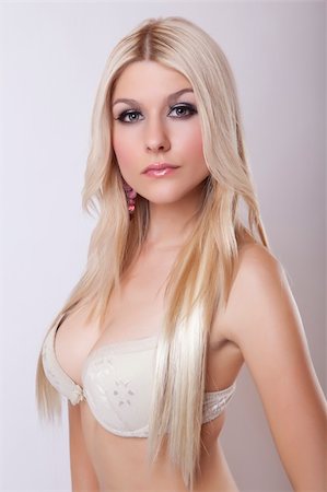 attractive beautiful blonde girl in bra Foto de stock - Super Valor sin royalties y Suscripción, Código: 400-06457739