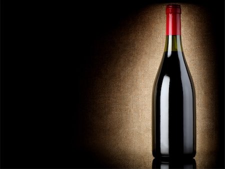 simsearch:400-06766071,k - Wine bottle on a background of old canvas Photographie de stock - Aubaine LD & Abonnement, Code: 400-06457857